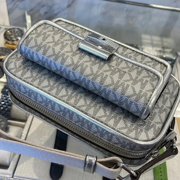 Michael Kors Bradshaw Extra-Sm Metallic Signature Logo Camera Crossbody
Silver - Picture 8 of 16